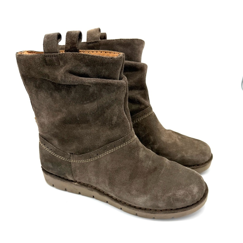 Clark’s Slouchy Boots Booties Slip On Suede Leather Flat Comfortable Taupe 7.5